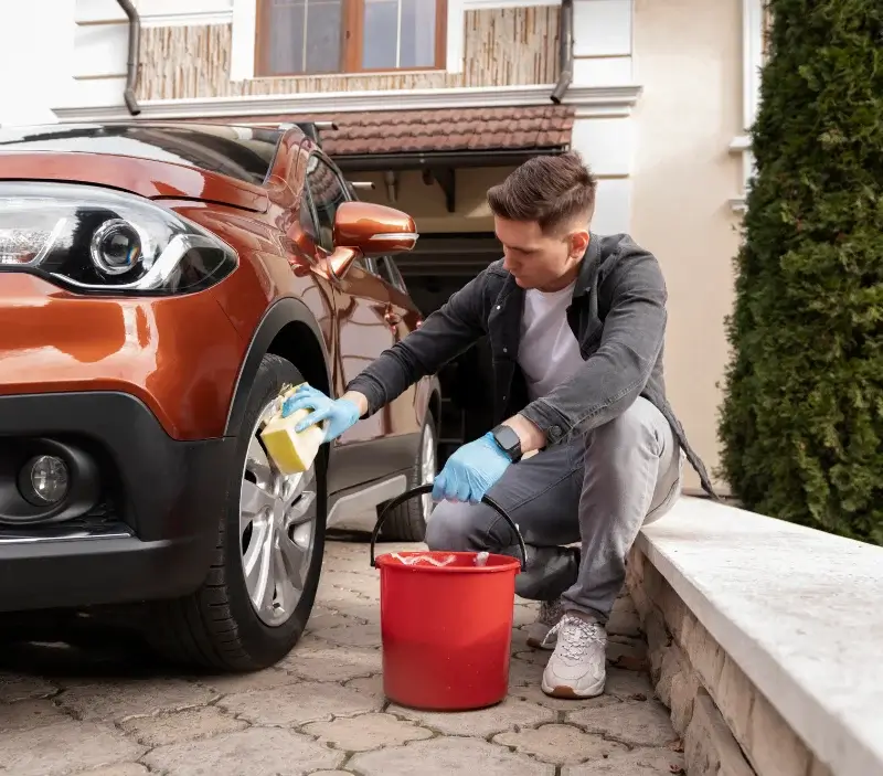 Lavage auto à domicile Aussonce : professionnel intervenant sur un véhicule